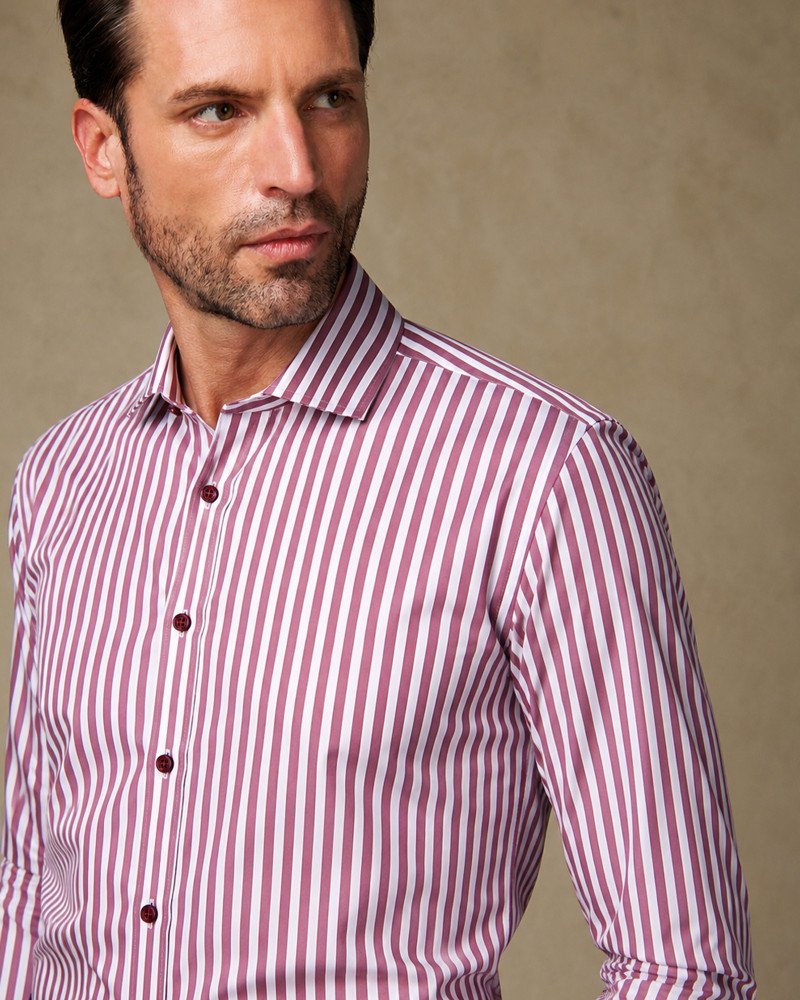Chemise Blanche à larges rayures verticales bordeaux – Coupe Regular Fit